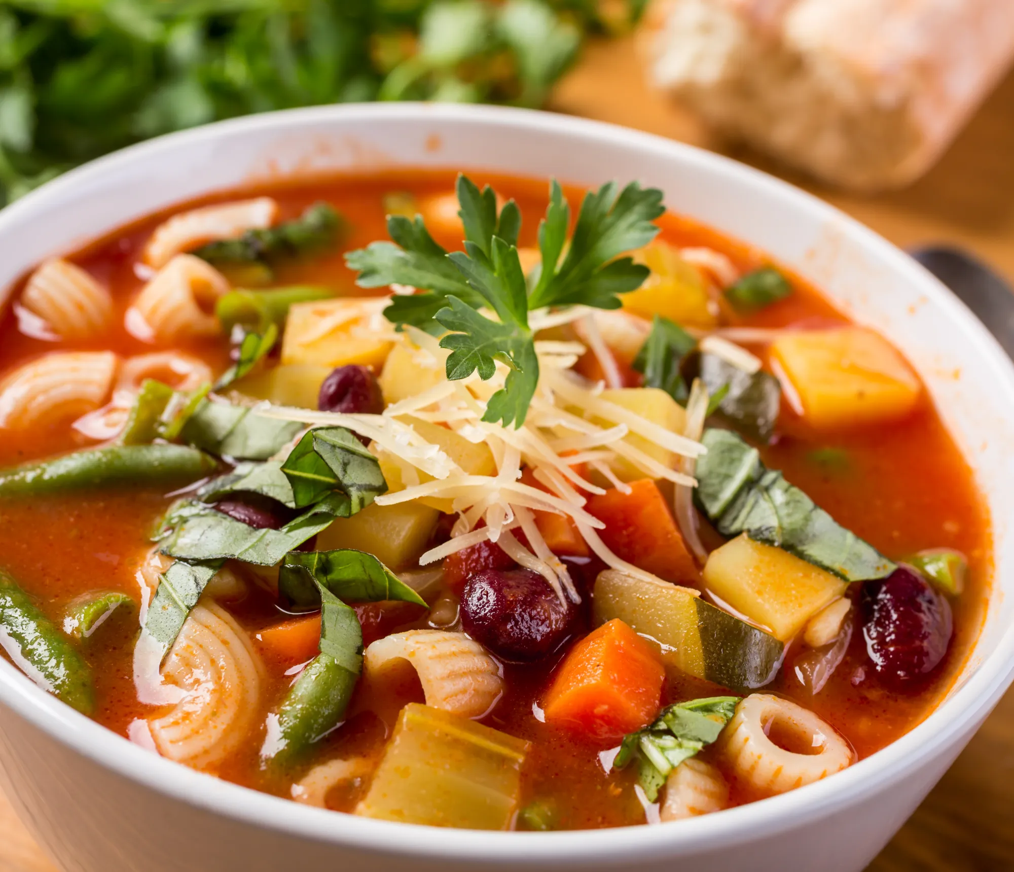 Minestrone mit pasta gemuese und bohnen