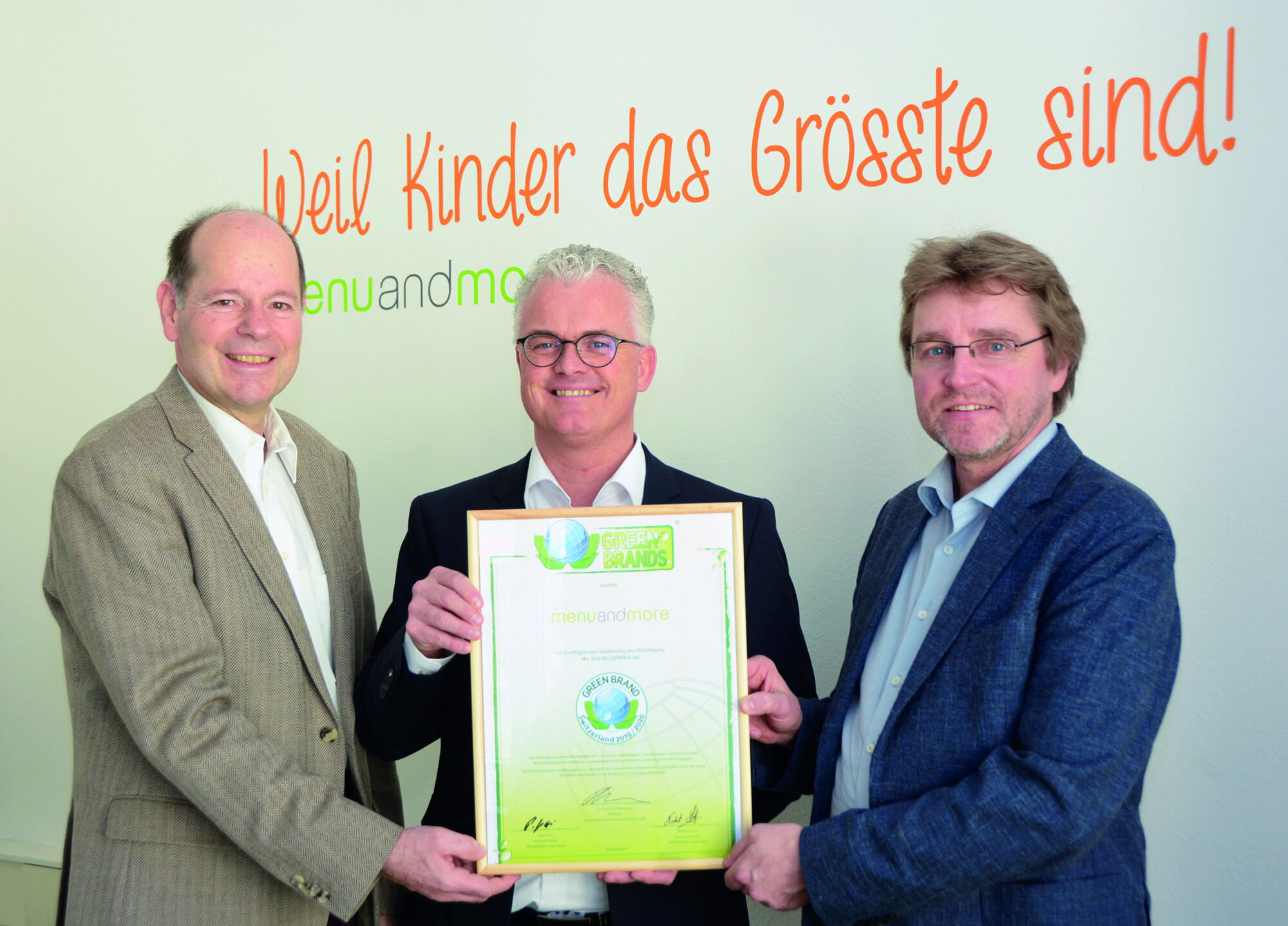 Zertifikatsuebergabe markus daniel menu and more ag mitte mit peter jossi rechts und norbert lux links green brands v1